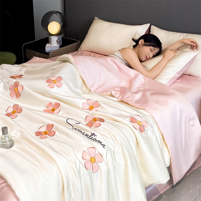 91家纺网 家纺一手货源 找家纺 笙意家纺 2025新款水洗真丝夏被夏凉被空调被四件套-满绣系列 幸运草-白+粉