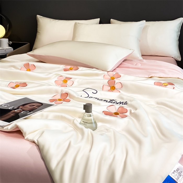 91家纺网 家纺一手货源 找家纺 笙意家纺 2025新款水洗真丝夏被夏凉被空调被四件套-满绣系列 幸运草-白+粉