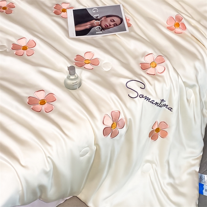 91家纺网 家纺一手货源 找家纺 笙意家纺 2025新款水洗真丝夏被夏凉被空调被四件套-满绣系列 幸运草-白+粉