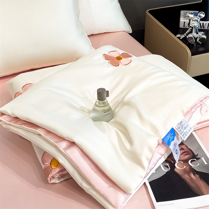 91家纺网 家纺一手货源 找家纺 笙意家纺 2025新款水洗真丝夏被夏凉被空调被四件套-满绣系列 幸运草-白+粉