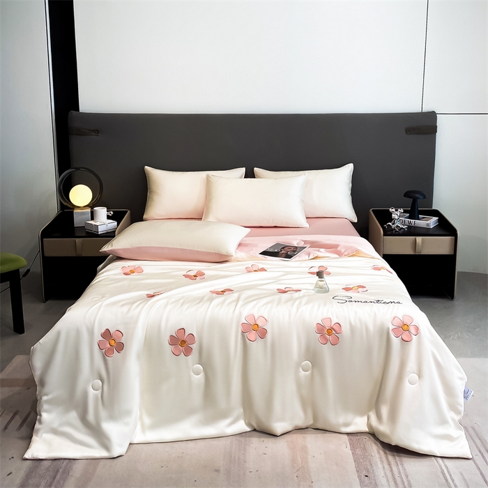 91家纺网 家纺一手货源 找家纺 笙意家纺 2025新款水洗真丝夏被夏凉被空调被四件套-满绣系列 幸运草-白+粉