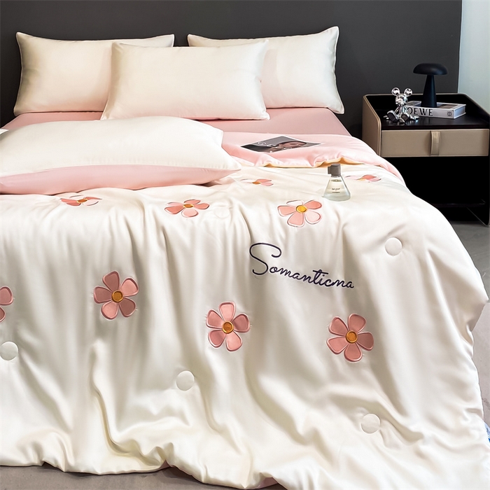 91家纺网 家纺一手货源 找家纺 笙意家纺 2025新款水洗真丝夏被夏凉被空调被四件套-满绣系列 幸运草-白+粉