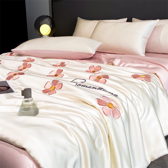 91家纺网 家纺一手货源 找家纺 笙意家纺 2025新款水洗真丝夏被夏凉被空调被四件套-满绣系列 幸运草-白+粉