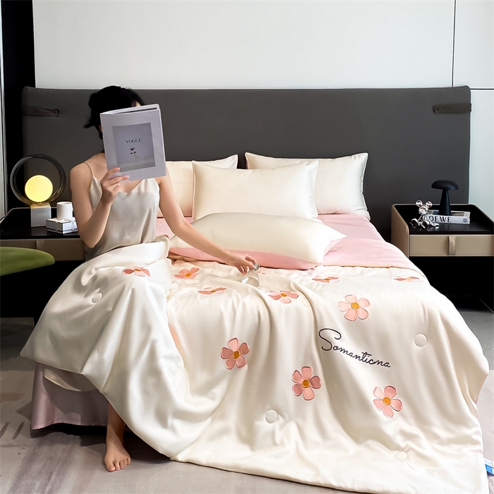 91家纺网 家纺一手货源 找家纺 笙意家纺 2025新款水洗真丝夏被夏凉被空调被四件套-满绣系列 幸运草-白+粉