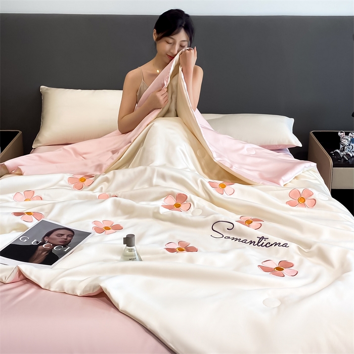 91家纺网 家纺一手货源 找家纺 笙意家纺 2025新款水洗真丝夏被夏凉被空调被四件套-满绣系列 幸运草-白+粉