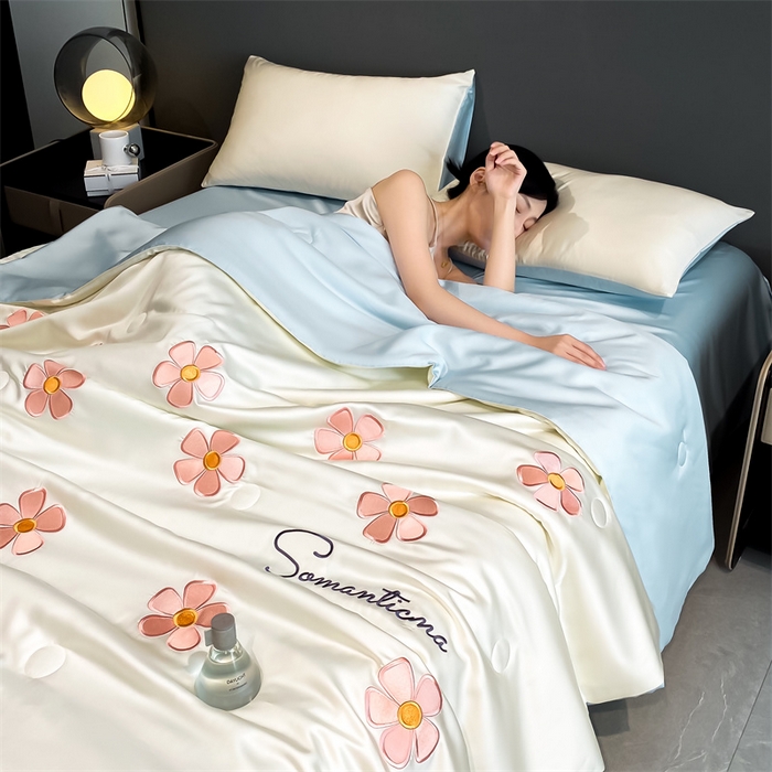 91家纺网 家纺一手货源 找家纺 笙意家纺 2025新款水洗真丝夏被夏凉被空调被四件套-满绣系列 幸运草-白+天蓝