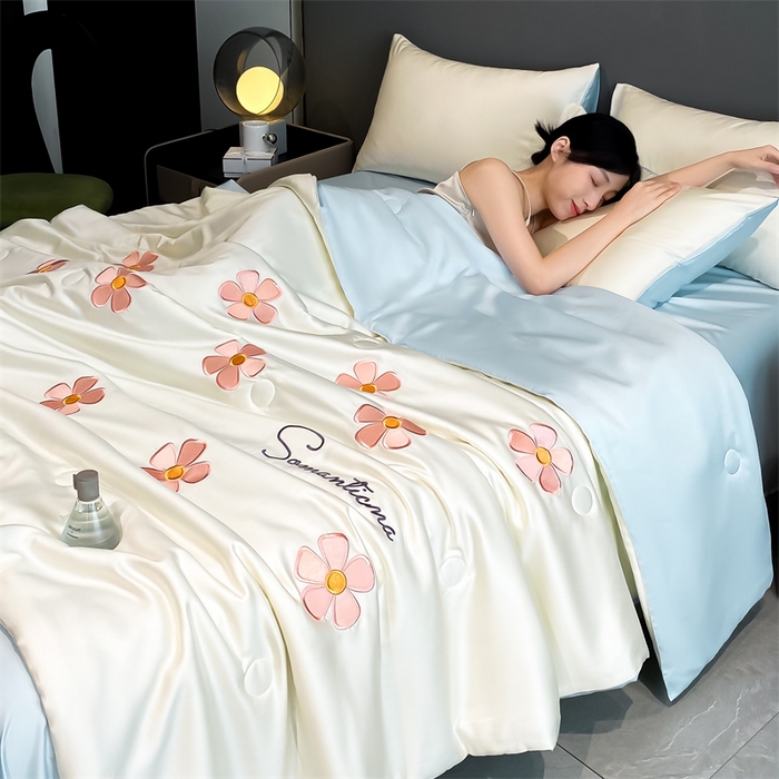 91家纺网 家纺一手货源 找家纺 笙意家纺 2025新款水洗真丝夏被夏凉被空调被四件套-满绣系列 幸运草-白+天蓝