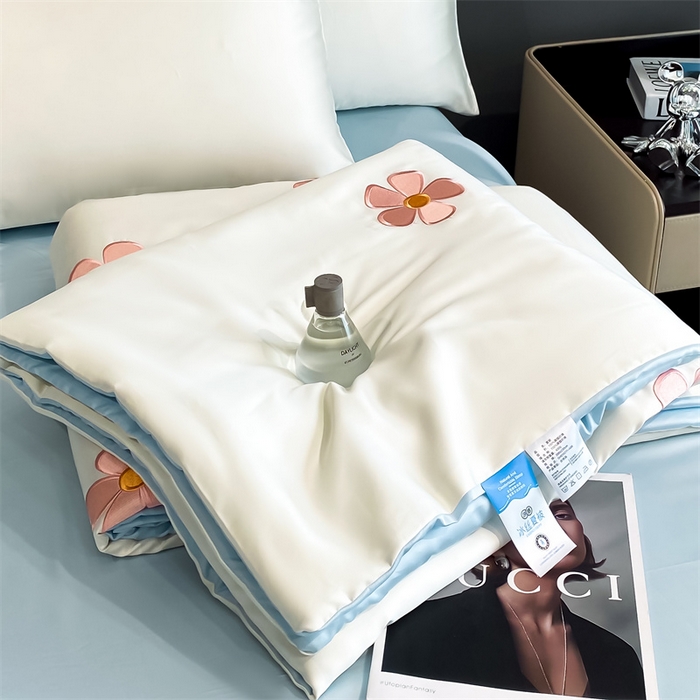 91家纺网 家纺一手货源 找家纺 笙意家纺 2025新款水洗真丝夏被夏凉被空调被四件套-满绣系列 幸运草-白+天蓝