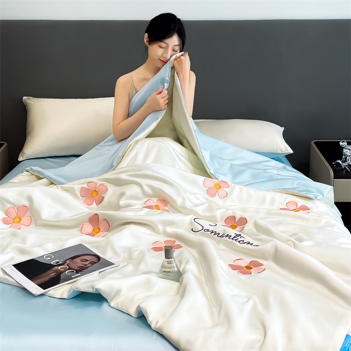 91家纺网 家纺一手货源 找家纺 笙意家纺 2025新款水洗真丝夏被夏凉被空调被四件套-满绣系列 幸运草-白+天蓝