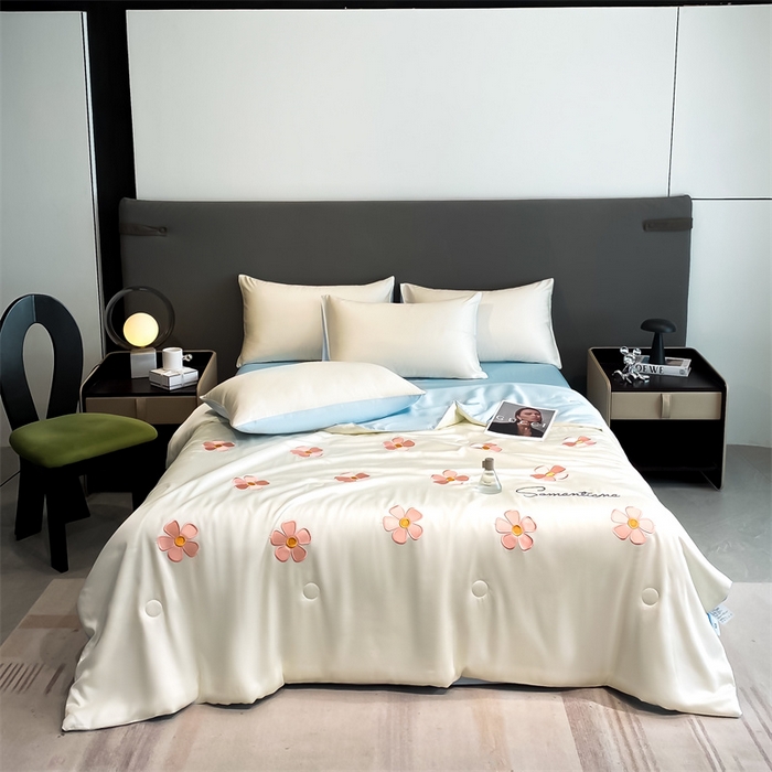 91家纺网 家纺一手货源 找家纺 笙意家纺 2025新款水洗真丝夏被夏凉被空调被四件套-满绣系列 幸运草-白+天蓝