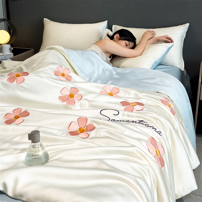 91家纺网 家纺一手货源 找家纺 笙意家纺 2025新款水洗真丝夏被夏凉被空调被四件套-满绣系列 幸运草-白+天蓝