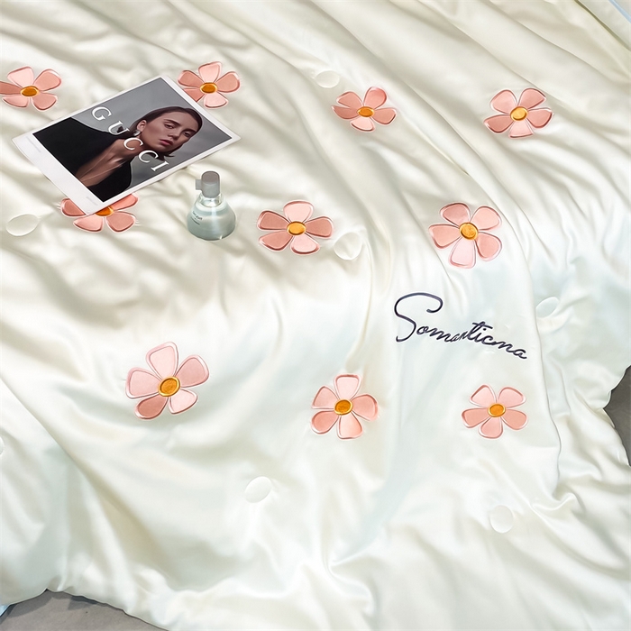 91家纺网 家纺一手货源 找家纺 笙意家纺 2025新款水洗真丝夏被夏凉被空调被四件套-满绣系列 幸运草-白+天蓝