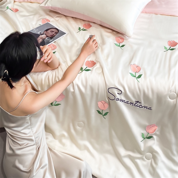 91家纺网 家纺一手货源 找家纺 笙意家纺 2025新款水洗真丝夏被夏凉被空调被四件套-满绣系列 郁金香-白+粉