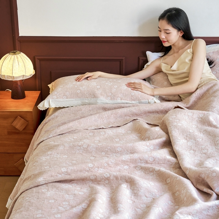 91家纺网 家纺一手货源 找家纺 棠薇家纺2025新款花边款全棉三层细纱色织提花毛巾被夏被空调被毛巾毯 花边春意驼