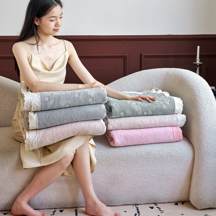 91家纺网 家纺一手货源 找家纺 棠薇家纺2025新款花边款全棉三层细纱色织提花毛巾被夏被空调被毛巾毯 叠拍图（仅供参考）