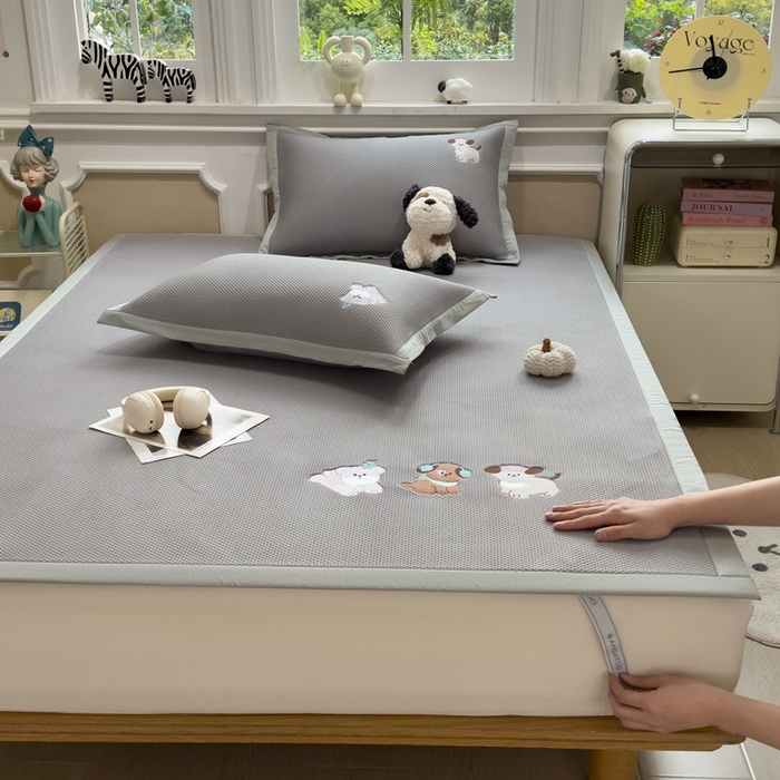 91家纺网 家纺一手货源 找家纺 席世家2025新款满天星绣花豆豆席 俏皮狗