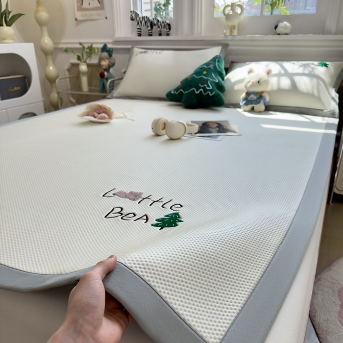 91家纺网 家纺一手货源 找家纺 席世家2025新款满天星绣花豆豆席 小熊树