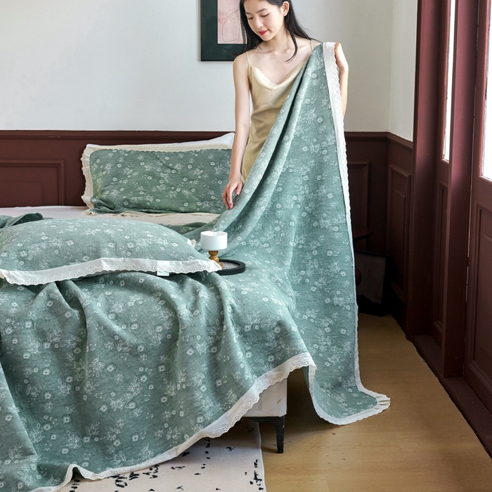 91家纺网 家纺一手货源 找家纺 棠薇家纺2025新款花边款全棉三层细纱色织提花毛巾被夏被空调被毛巾毯 花边春意绿