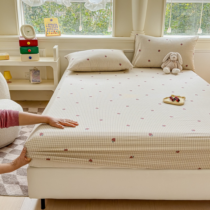 91家纺网 家纺一手货源 找家纺 2025新款全棉床单床笠 格子草莓 床笠款