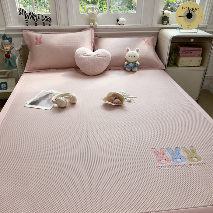 91家纺网 家纺一手货源 找家纺 席世家2025新款满天星绣花豆豆席 长耳兔