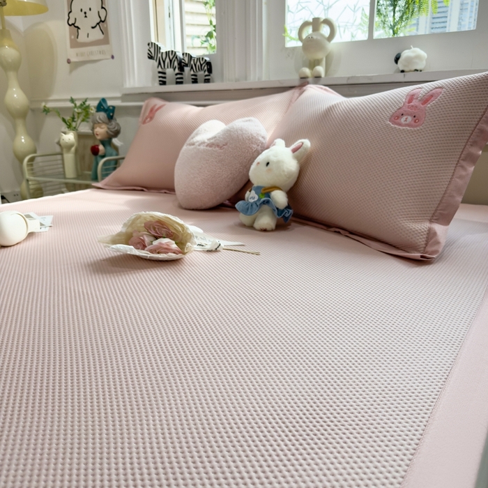 91家纺网 家纺一手货源 找家纺 席世家2025新款满天星绣花豆豆席 长耳兔