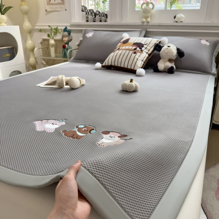 91家纺网 家纺一手货源 找家纺 席世家2025新款满天星绣花豆豆席 俏皮狗