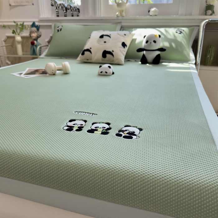 91家纺网 家纺一手货源 找家纺 席世家2025新款满天星绣花豆豆席 嗨皮熊猫