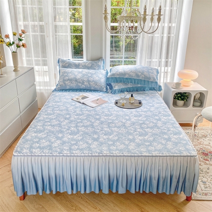 91家纺网 家纺一手货源 找家纺 罗优家纺 2025新款玫瑰提花渐变色床裙款PE凉感席三件套 玫瑰蓝