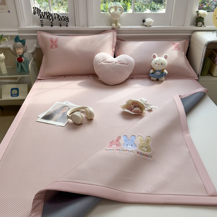 91家纺网 家纺一手货源 找家纺 席世家2025新款满天星绣花豆豆席 长耳兔