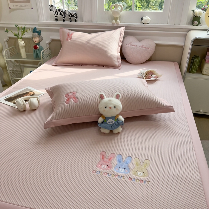 91家纺网 家纺一手货源 找家纺 席世家2025新款满天星绣花豆豆席 长耳兔