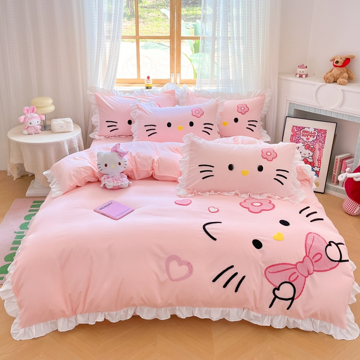 91家纺网 家纺一手货源 找家纺 泉欣家纺 2025新款网红可爱卡通公主风毛巾绣花水洗棉四件套（专版花型）甜甜猫咪 甜甜猫咪-粉玉