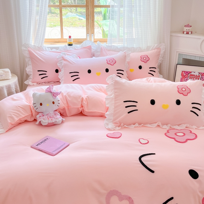 91家纺网 家纺一手货源 找家纺 泉欣家纺 2025新款网红可爱卡通公主风毛巾绣花水洗棉四件套（专版花型）甜甜猫咪 甜甜猫咪-粉玉