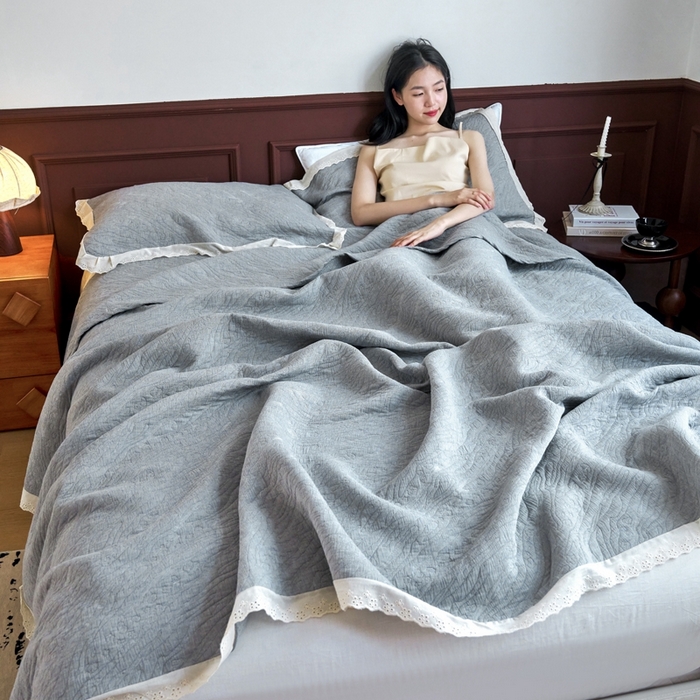 91家纺网 家纺一手货源 找家纺 棠薇家纺2025新款花边款全棉三层细纱色织提花毛巾被夏被空调被毛巾毯 花边知晓灰