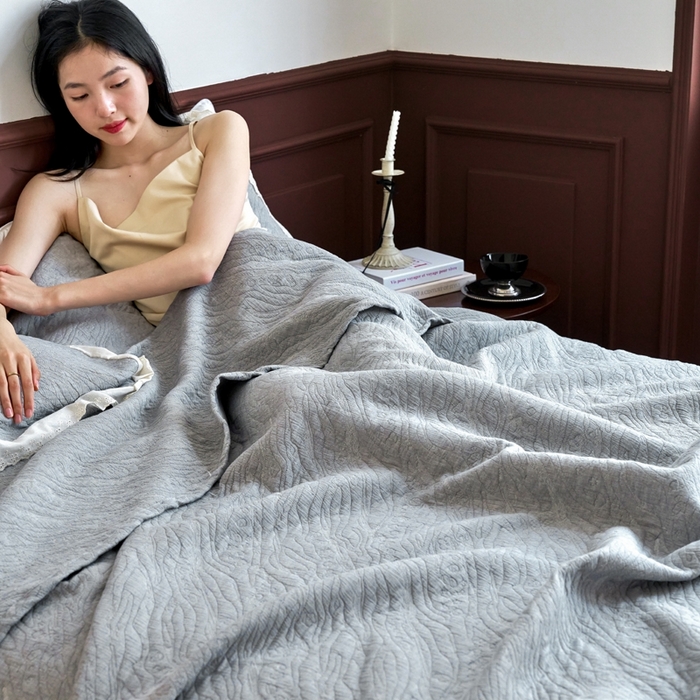 91家纺网 家纺一手货源 找家纺 棠薇家纺2025新款花边款全棉三层细纱色织提花毛巾被夏被空调被毛巾毯 花边知晓灰