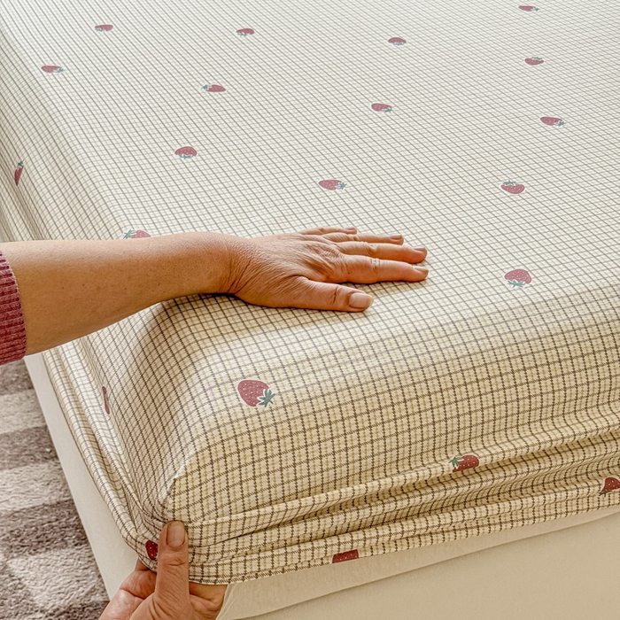 91家纺网 家纺一手货源 找家纺 2025新款全棉床单床笠 格子草莓 床笠款