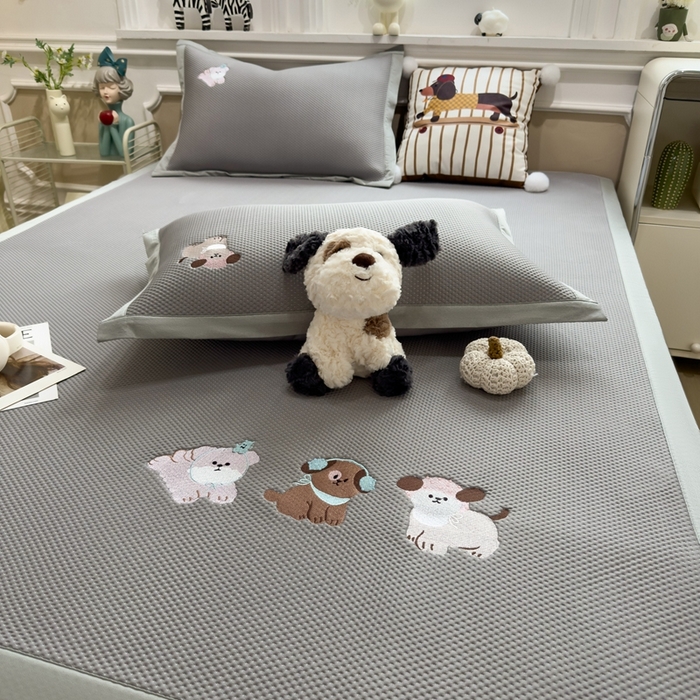 91家纺网 家纺一手货源 找家纺 席世家2025新款满天星绣花豆豆席 俏皮狗