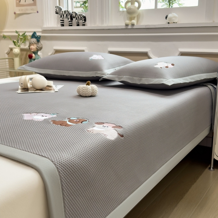 91家纺网 家纺一手货源 找家纺 席世家2025新款满天星绣花豆豆席 俏皮狗