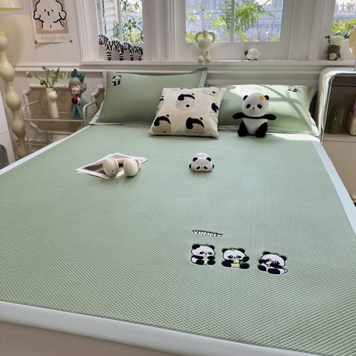 91家纺网 家纺一手货源 找家纺 席世家2025新款满天星绣花豆豆席 嗨皮熊猫