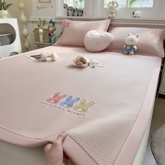 91家纺网 家纺一手货源 找家纺 席世家2025新款满天星绣花豆豆席 长耳兔