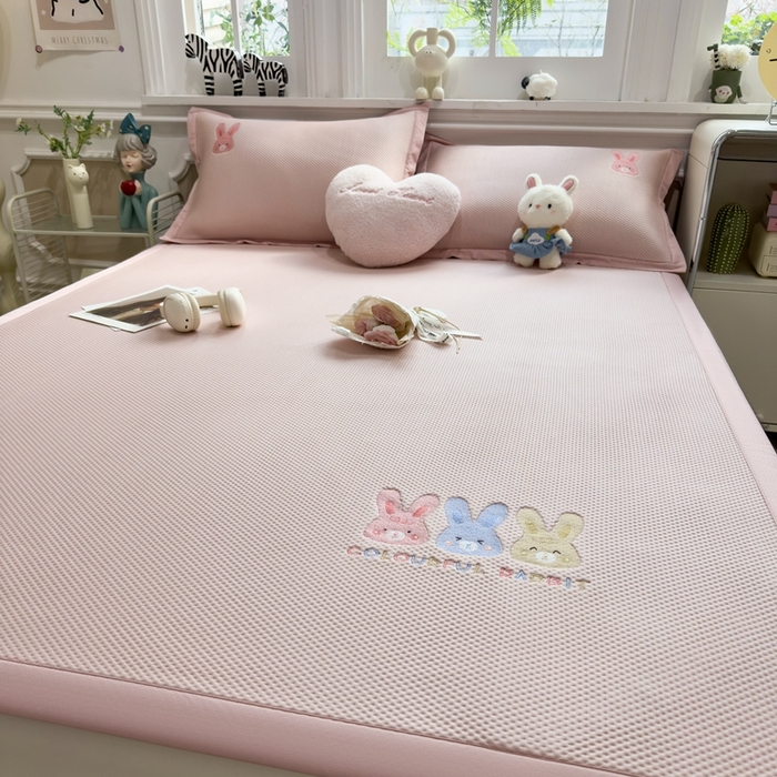 91家纺网 家纺一手货源 找家纺 席世家2025新款满天星绣花豆豆席 长耳兔