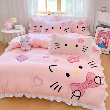 91家纺网 家纺一手货源 找家纺 泉欣家纺 2025新款网红可爱卡通公主风毛巾绣花水洗棉四件套（专版花型）甜甜猫咪 甜甜猫咪-粉玉