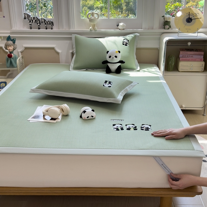 91家纺网 家纺一手货源 找家纺 席世家2025新款满天星绣花豆豆席 嗨皮熊猫