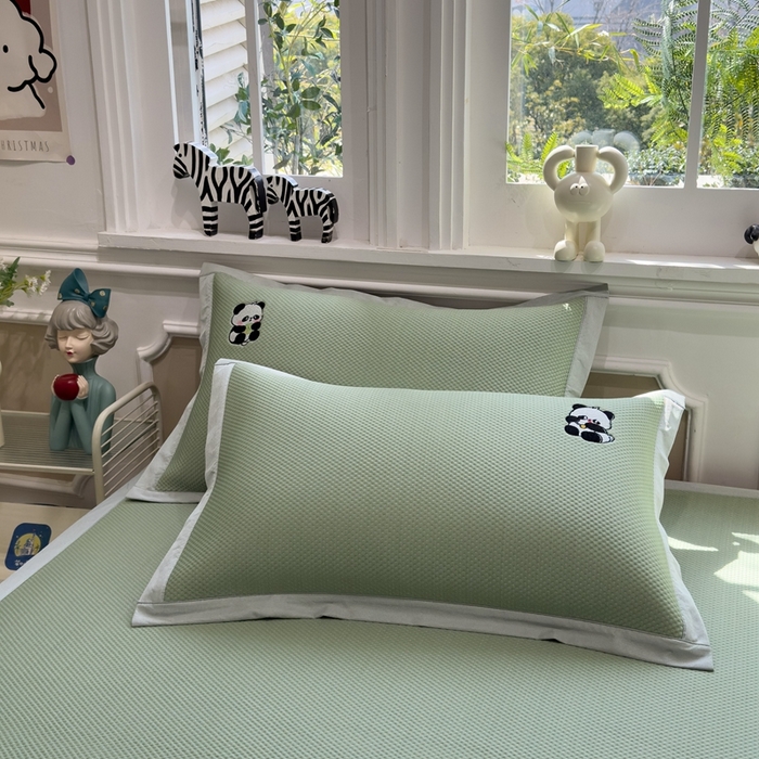 91家纺网 家纺一手货源 找家纺 席世家2025新款满天星绣花豆豆席 嗨皮熊猫