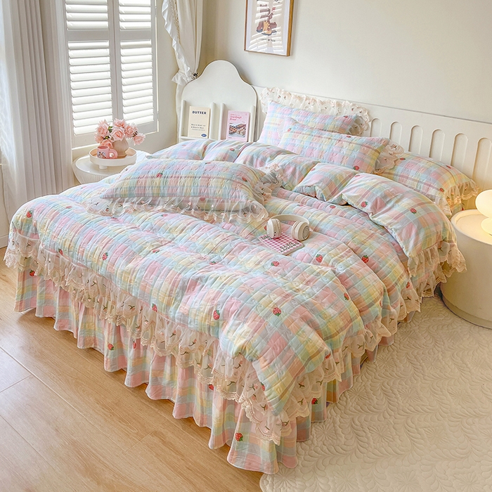 91家纺网 家纺一手货源 找家纺 网红馆 2025新款水洗棉印花床盖四件套 格子草莓