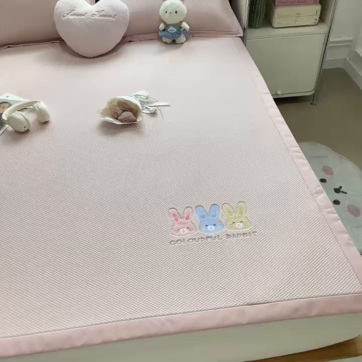 91家纺网 家纺一手货源 找家纺 席世家2025新款满天星绣花豆豆席 长耳兔