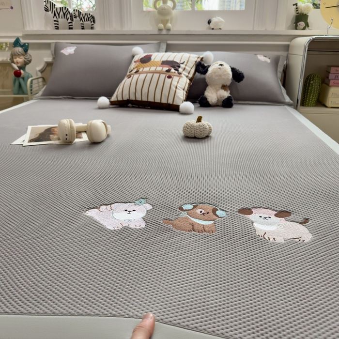 91家纺网 家纺一手货源 找家纺 席世家2025新款满天星绣花豆豆席 俏皮狗