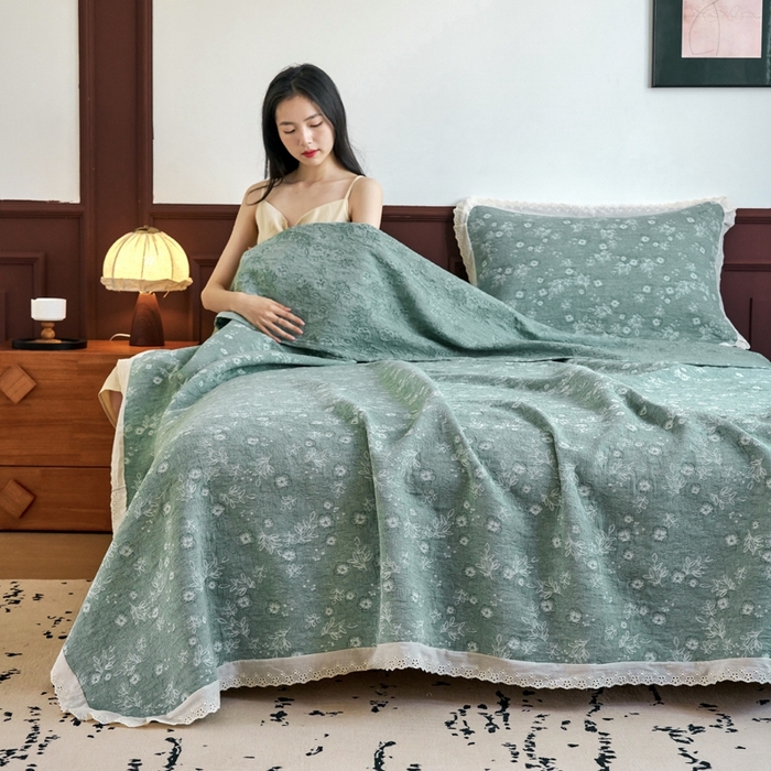 91家纺网 家纺一手货源 找家纺 棠薇家纺2025新款花边款全棉三层细纱色织提花毛巾被夏被空调被毛巾毯 花边春意绿