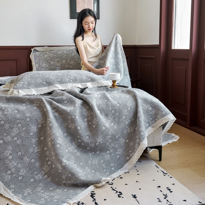 91家纺网 家纺一手货源 找家纺 棠薇家纺2025新款花边款全棉三层细纱色织提花毛巾被夏被空调被毛巾毯 花边春意灰