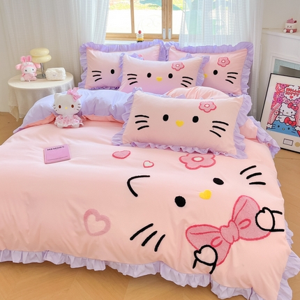 91家纺网 家纺一手货源 找家纺 泉欣家纺 2025新款网红可爱卡通公主风毛巾绣花水洗棉四件套（专版花型）甜甜猫咪 甜甜猫咪-粉紫