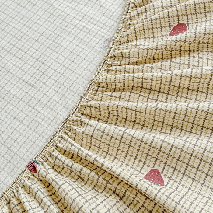 91家纺网 家纺一手货源 找家纺 2025新款全棉床单床笠 格子草莓 床笠款